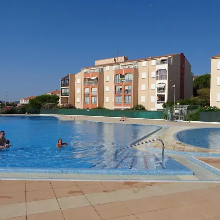A 2 Pieces Pour 4 Personnes, Terrasse Avec Vue Piscine *
