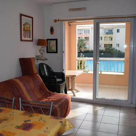 A 2 Pieces Pour 4 Personnes, Terrasse Avec Vue Piscine Fréjus