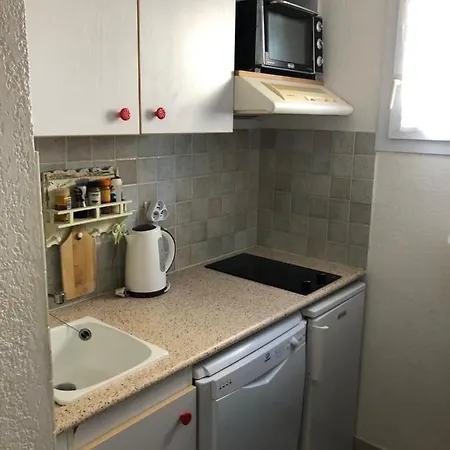 A 2 Pieces Pour 4 Personnes, Terrasse Avec Vue Piscine *