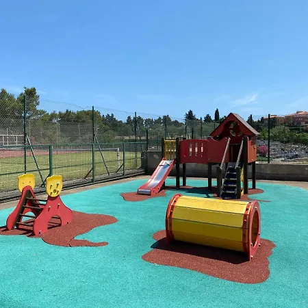 A 2 Pieces Pour 4 Personnes, Terrasse Avec Vue Piscine