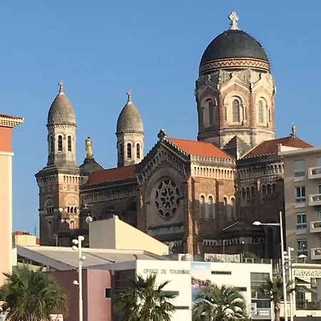 A 2 Pieces Pour 4 Personnes, Terrasse Avec Vue Piscine Fréjus